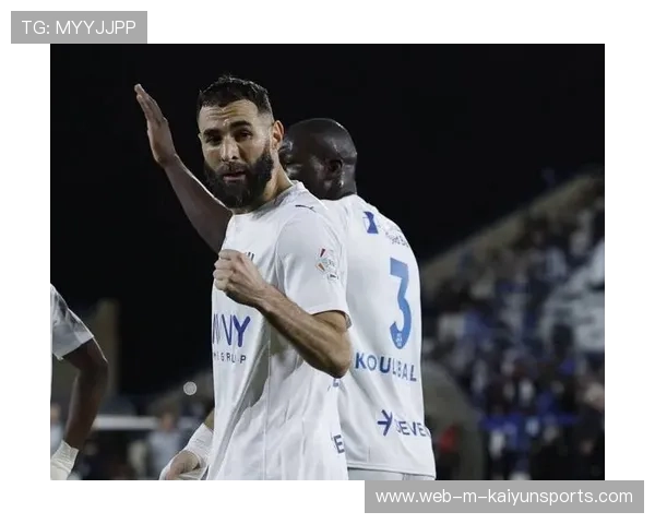 本泽马沙特新月首战火力全开,球队迎来首胜